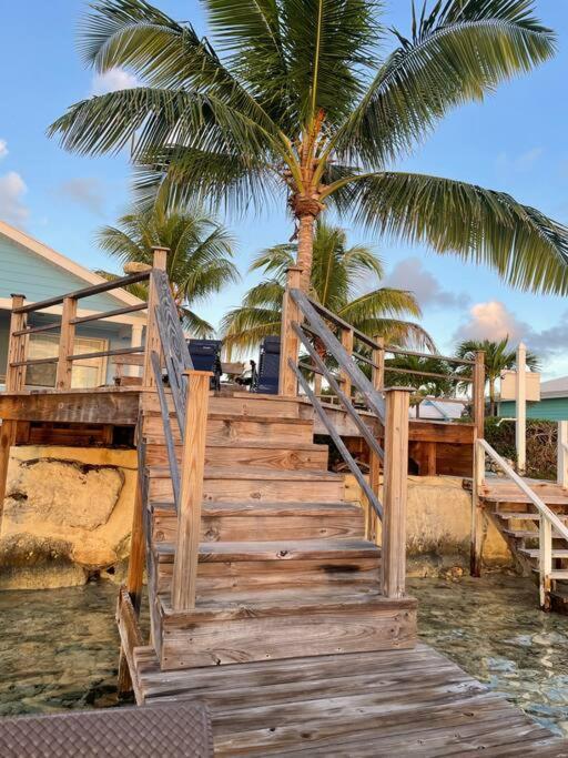 Beautiful Just Steps Away From The Beach! Apartamento George Town